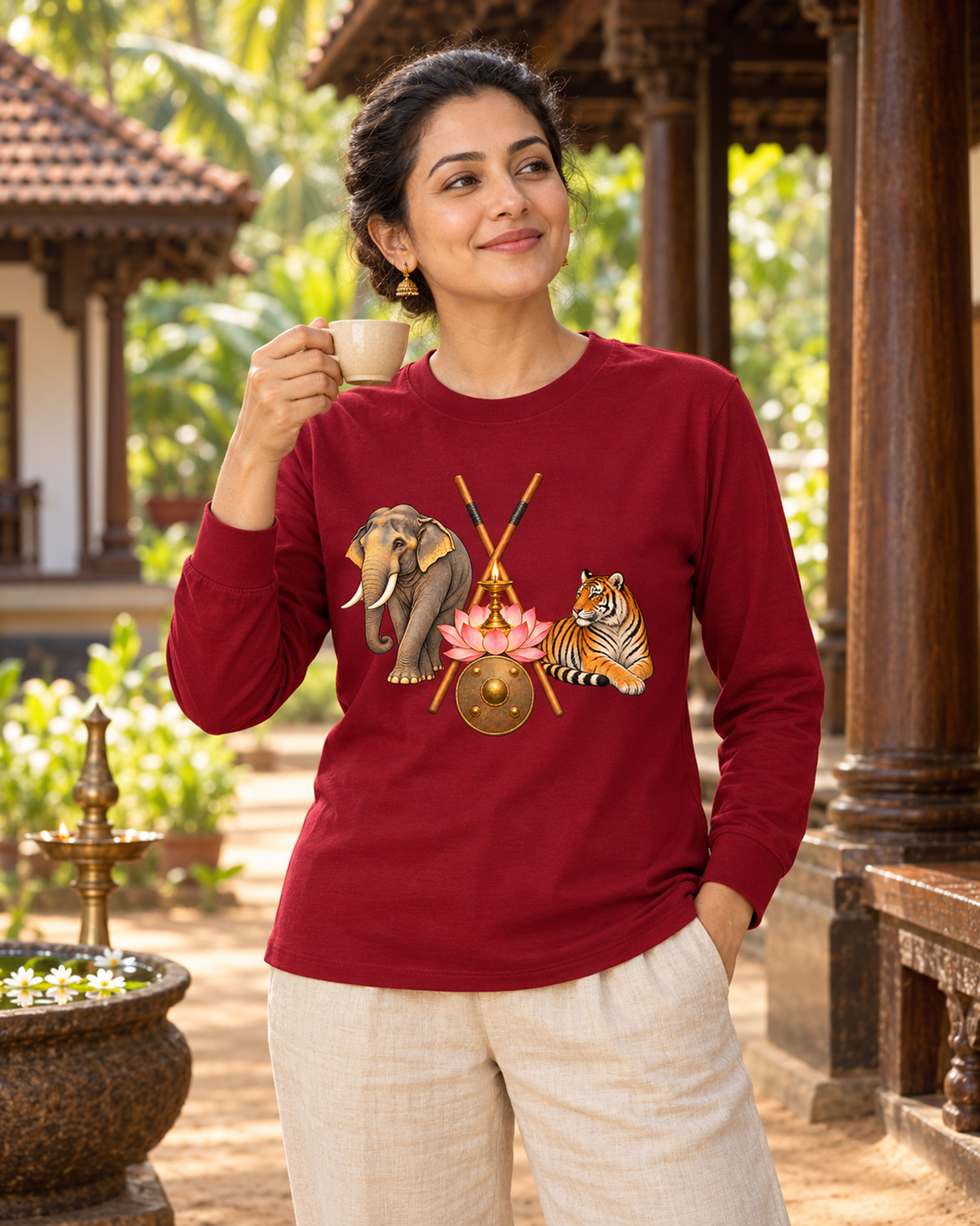 Frau im Langarmshirt mit Kalari-B beim Tee im Kalari-Hof.