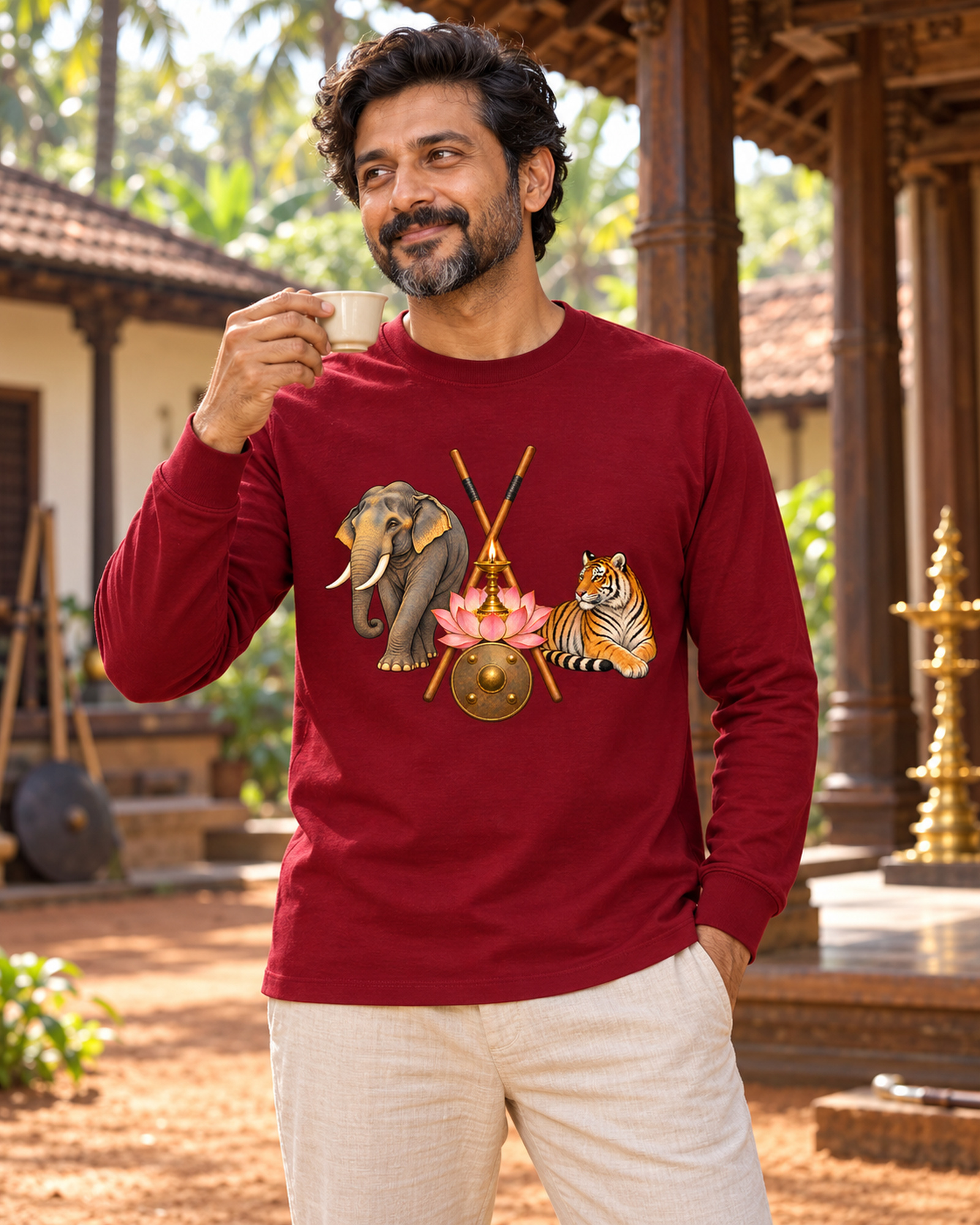 Mann im Langarmshirt mit Kalari-B beim Tee im Kalari-Hof.