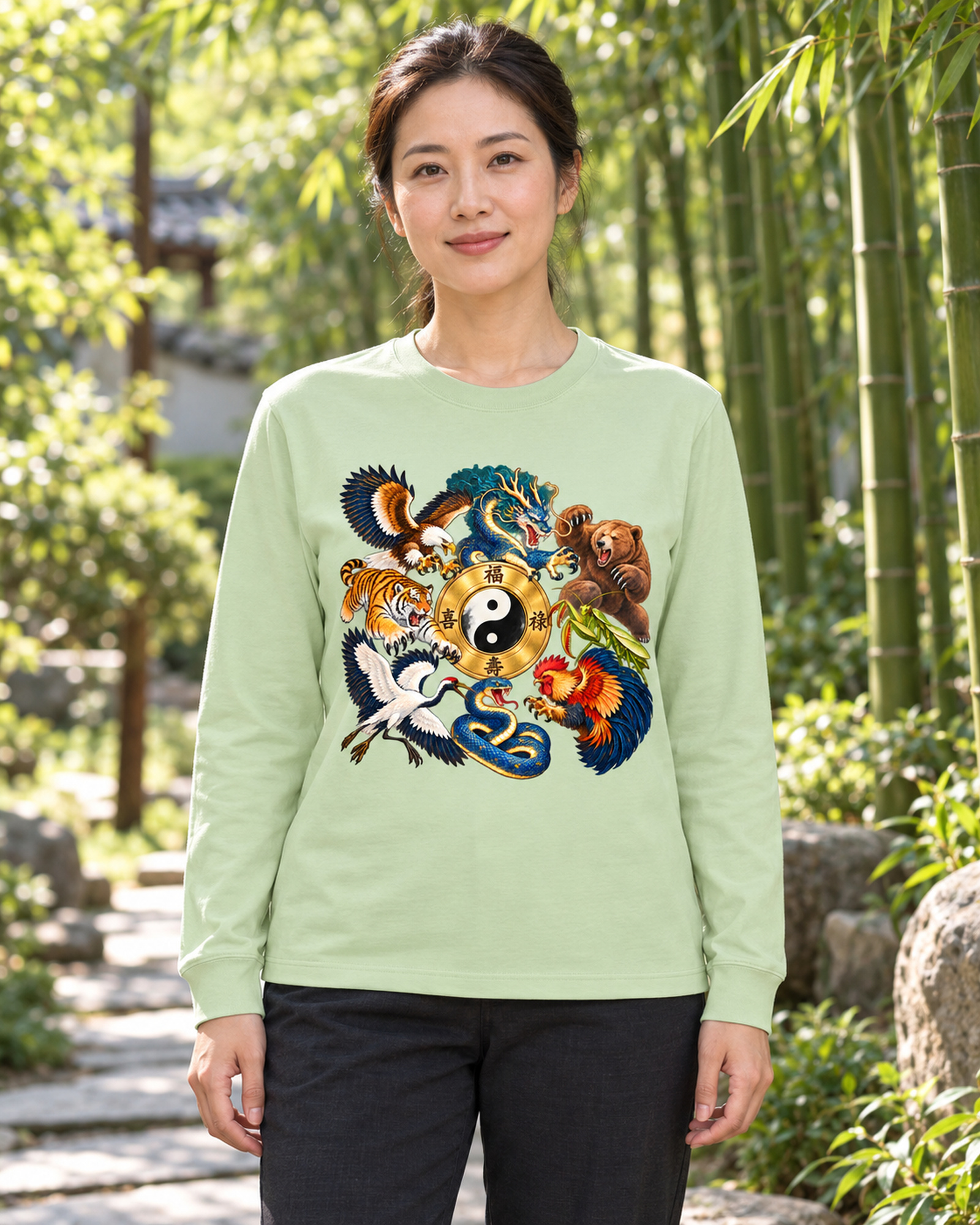 Frau im Langarmshirt mit Kung-Fu B im Bambusgarten.