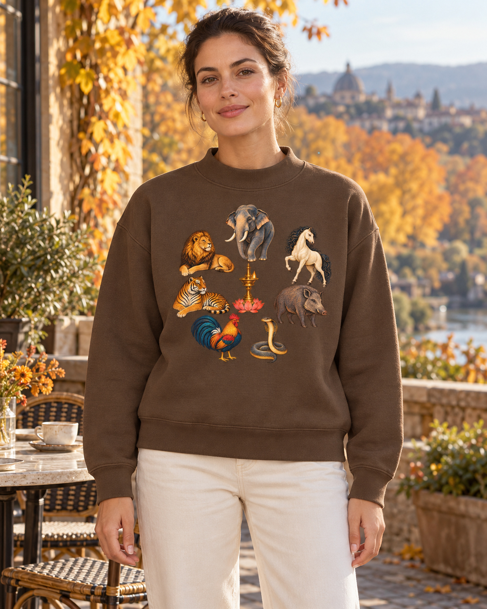 Frau im Damen-Fleece mit Kalari-A im Herbstcafé.
