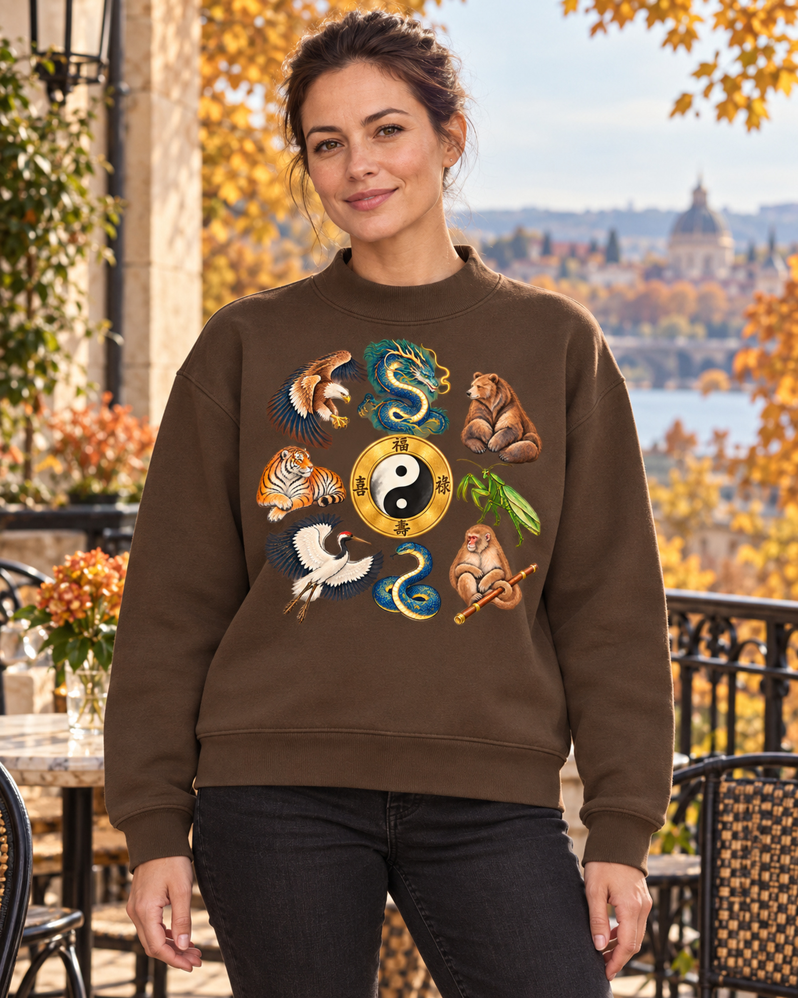 Frau im Damen-Fleece mit Kung-Fu A im Herbstcafé.