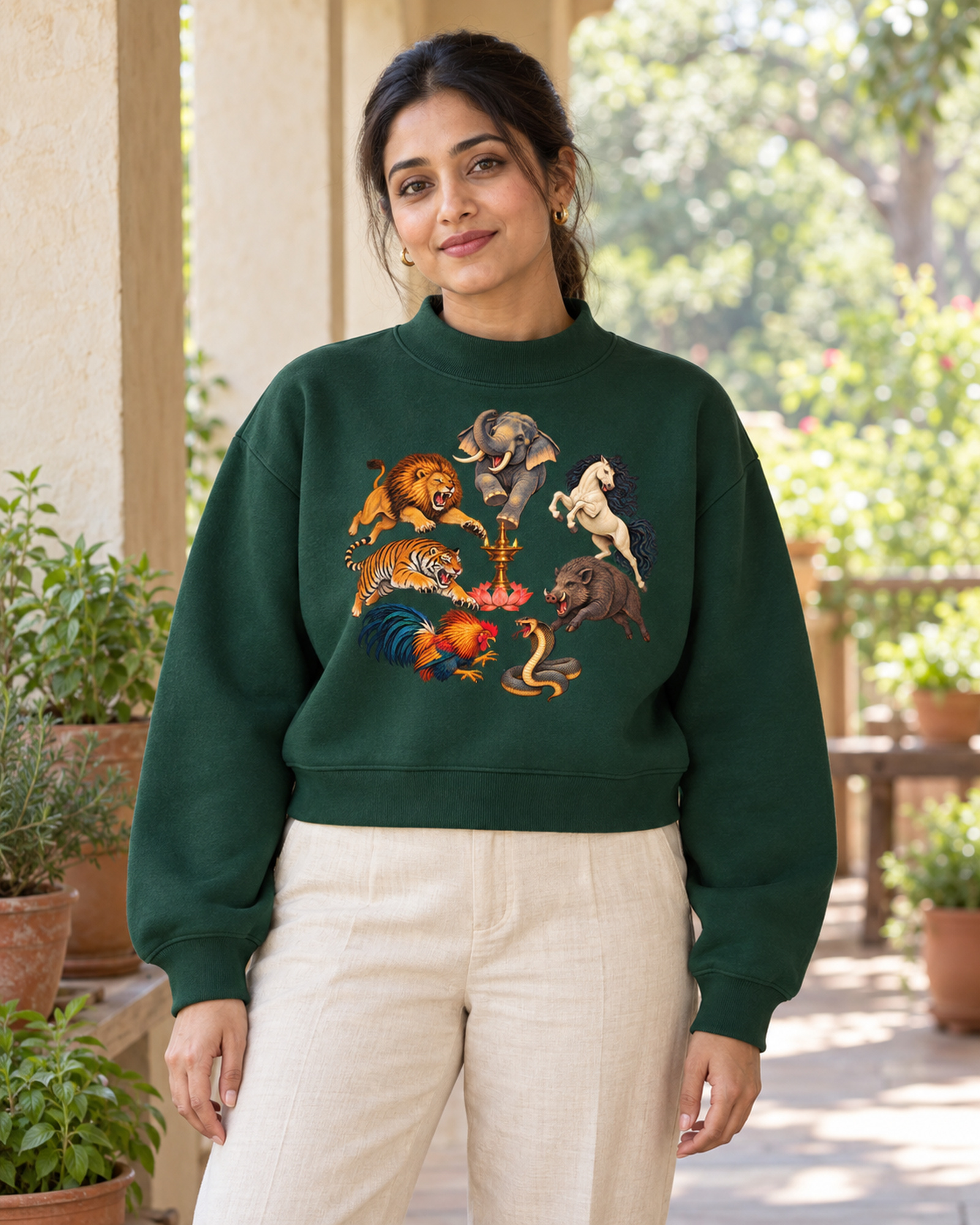 Frau mit dunkelgrünem Damen-Fleece und Kalari-A-Motiv auf einer ruhigen Kräuter-Veranda.